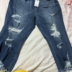 Judy blue 20w nwt distressed with distressed hem skinny fit capri